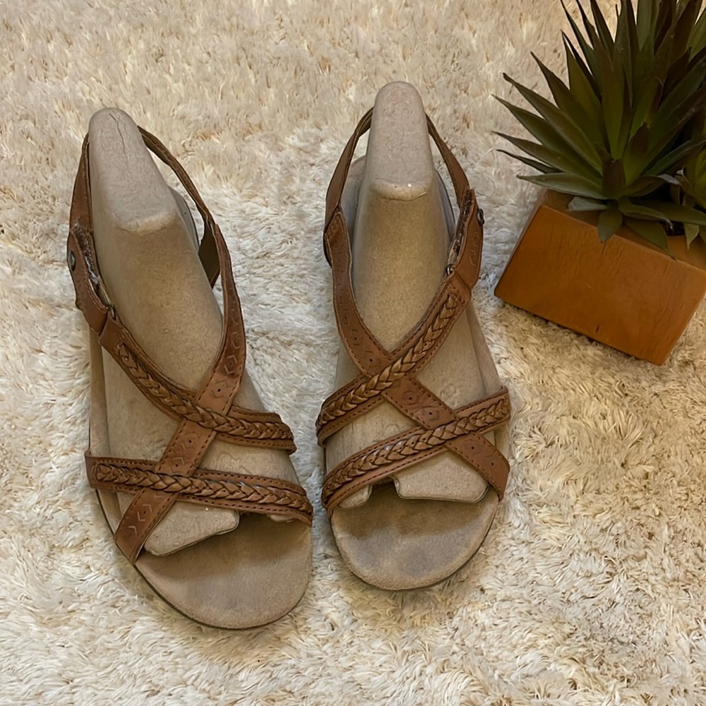Earth Origins brown leather braided sandal size 8M